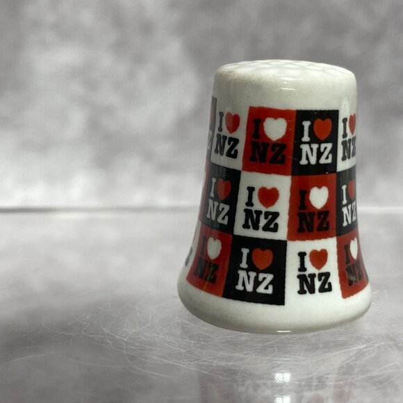 Ceramic "I Love NZ" Souvenir Thimble With Black & Red Checkered Design - Picture 5 of 10